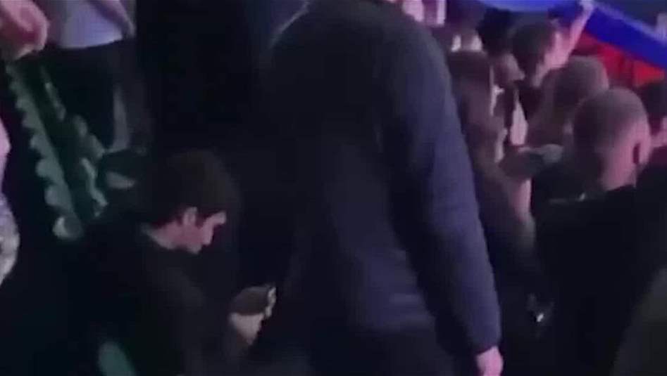 بالفيديو.. مهاجر تجاهل النشيد الروسي فهذا ما حصل