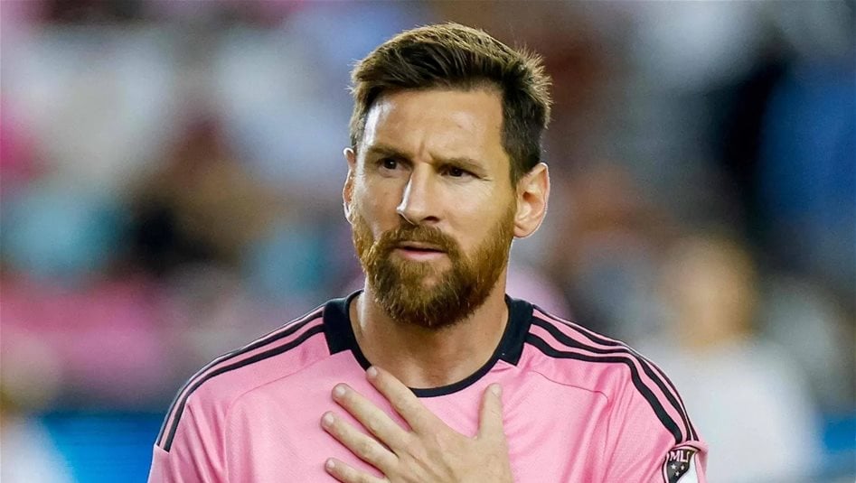 ليست زوجته.. من المرأة التي رسمها ليونيل ميسي على ظهره؟