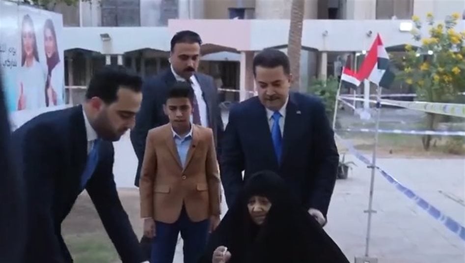 السوداني يختار رمزية حضوره الانتخابي.. التوجه للانتخاب مصطحبا والدته (صور)