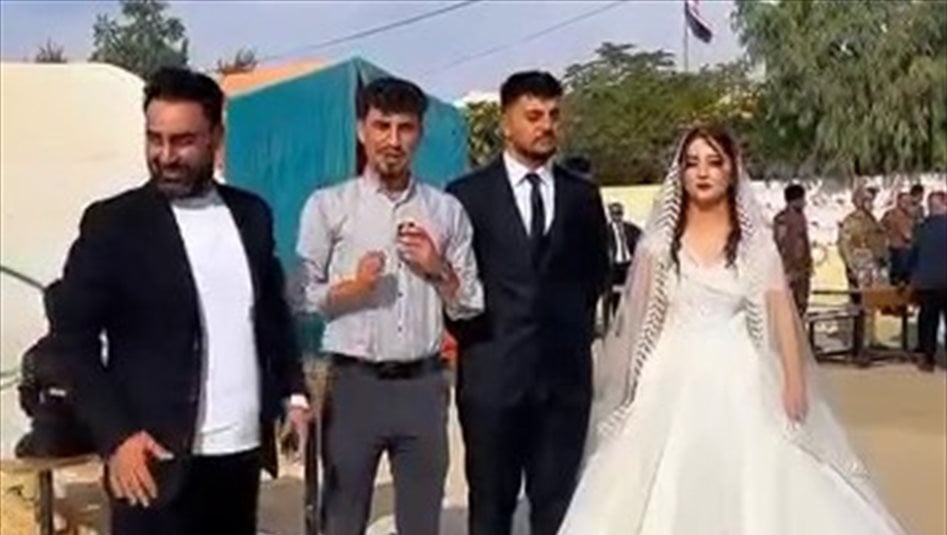 شاهد.. زوجان يشاركان في العملية الانتخابية يوم زفافهما