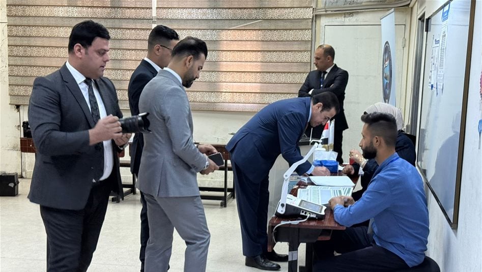 قاسم الأعرجي يدلي بصوته في أحد مركز الاقتراع (صور)