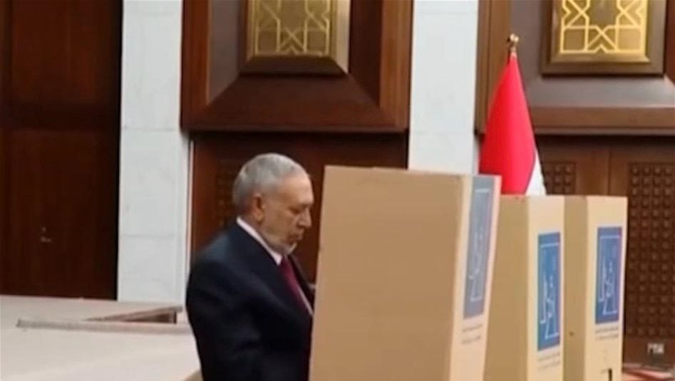 بالفيديو.. المشهداني يفقد توازنه أثناء الإدلاء بصوته