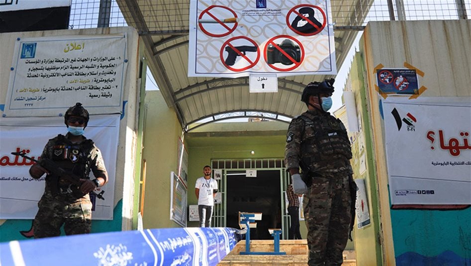 قبل تسليمها.. منتسبون يعيدون ترميم مدرسة متهالكة في نينوى