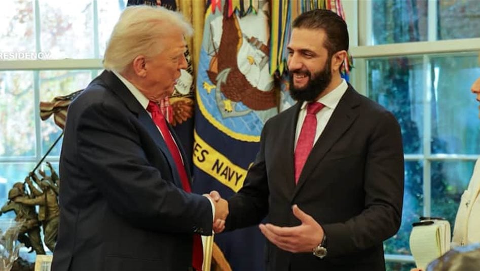 ترامب يرش العطر على الشرع والأخير يرد عليه بـ3 هدايا (فيديو)