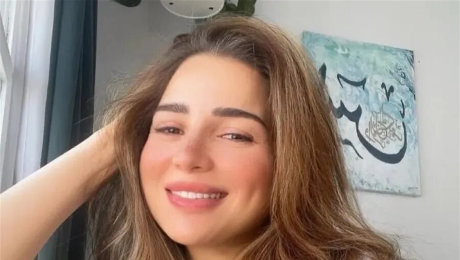 مي عز الدين بإطلالة ناعمة وبسيطة في حفل خطوبتها