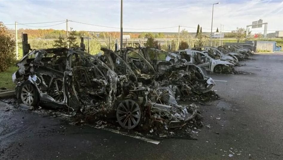 فرنسا.. النيران تلتهم 20 سيارة تسلا بمرآب وكالة لبيع السيارات