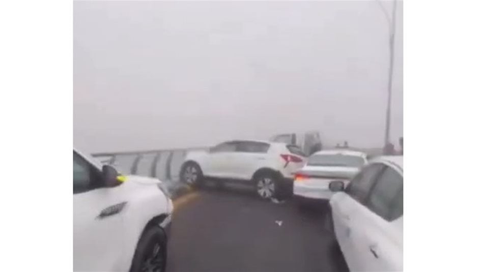 البصرة.. سوء الأحوال الجوية يخرج 15 محطة كهرباء عن العمل وتصادم جماعي للعجلات (فيديو)