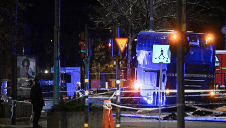 ضحايا بحادث اصطدام حافلة بمحطة انتظار وسط ستوكهولم