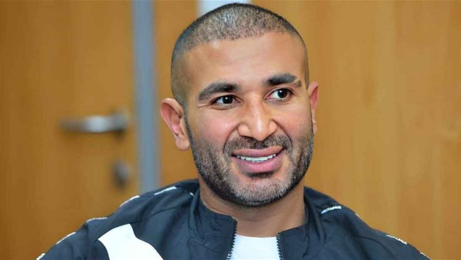 فنان شهير واحد أعضاء لجنة تحكيم &quot;ذا فويس&quot; يتعرض لحادث مروع