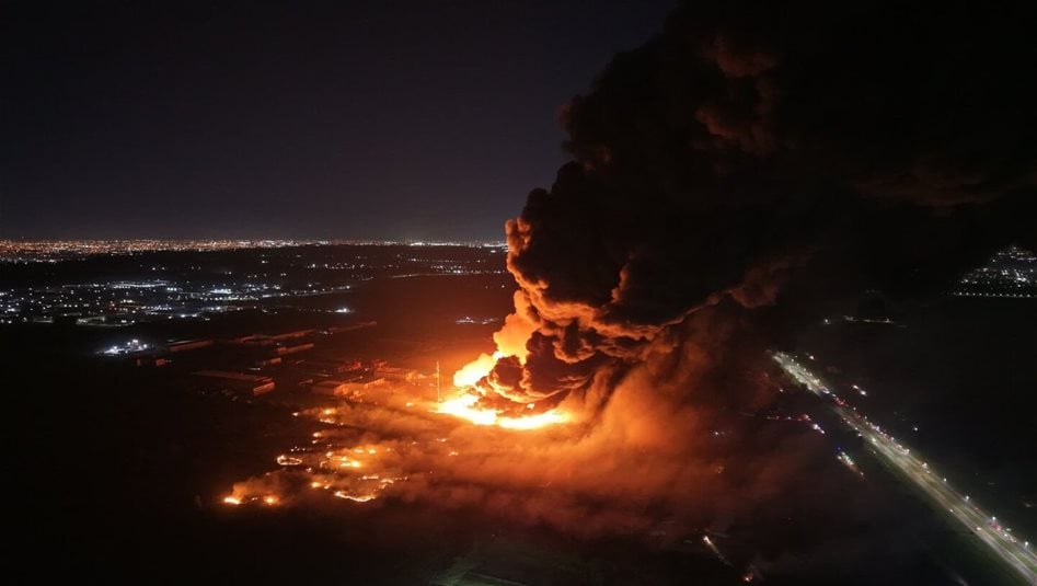 بالفيديو.. ركاب طائرة يوثقون لحظة الانفجار الهائل في مجمع صناعي