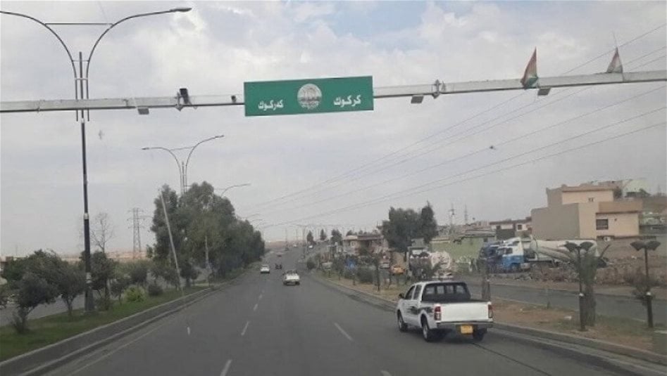 بالفيديو.. شاحنة تسقط في النهر على طريق رئيسي شمال العراق