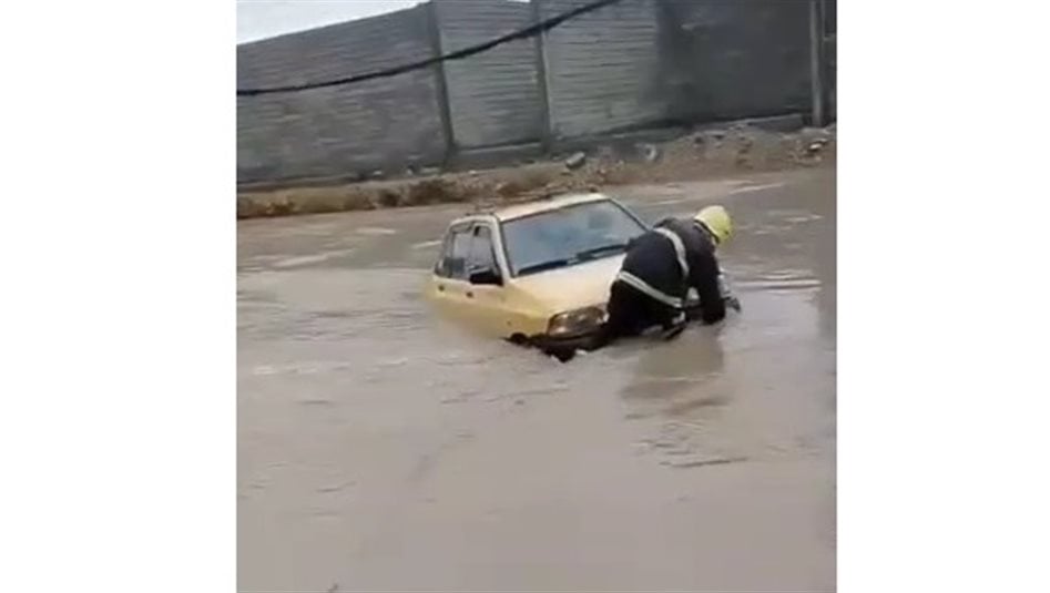 "اختفاء" الشوارع من مدينة الموصل.. الأزقة تحولت الى جداول مائية والعجلات عالقة (فيديو)