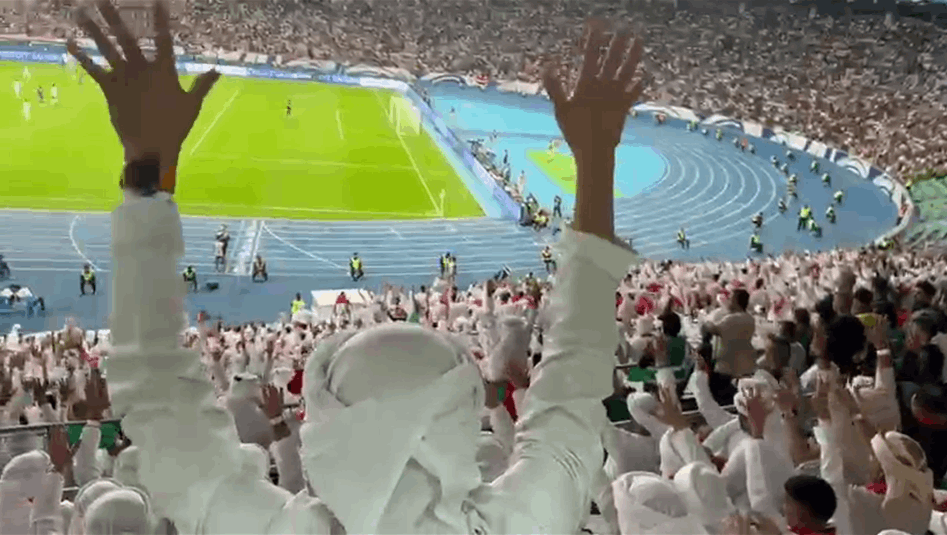 الجمهور الاماراتي في ملعب جذع النخلة بمحافظة البصرة