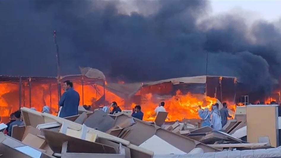 حريق كبير يلتهم محال "الأثاث الكويتي" في البصرة (فيديو)