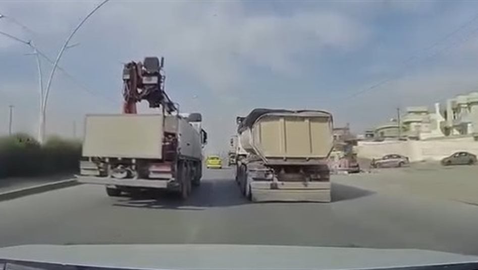 سباق خطير بين شاحنتين يعطل حركة السير في أحد شوارع الموصل (فيديو)