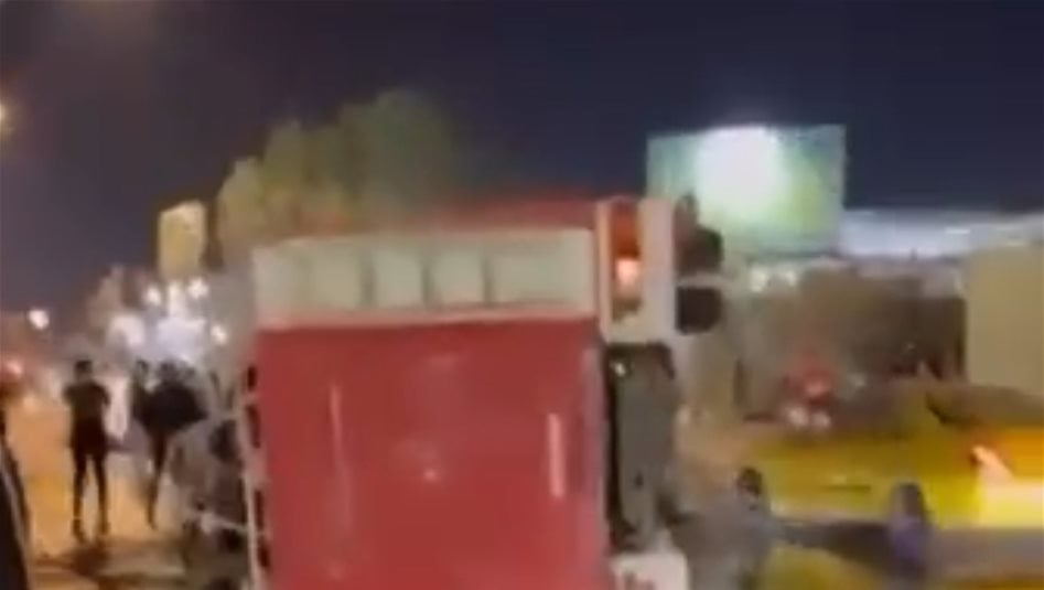 انقلاب عجلة إطفاء في شارع المعارض بالرمادي (فيديو)