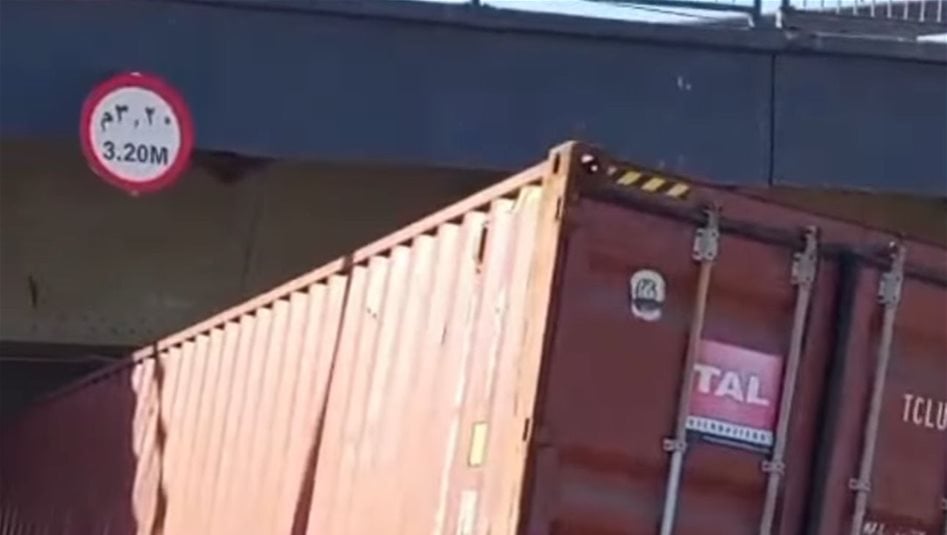 &quot;تريلة&quot; تصطدم بأسفل جسر الجادرية.. الحمولة وقعت ومدني مصاب وانابيب المياه تكسرت 