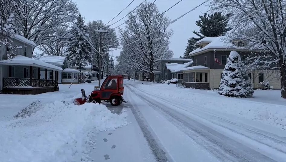 بالفيديو.. مجزرة للسيارات بسبب الانزلاق
