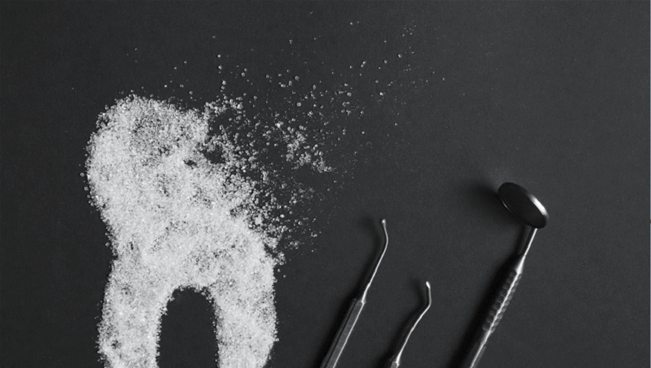 كيف يهاجم السكر أسنانك؟.. خطوات علمية توضح 