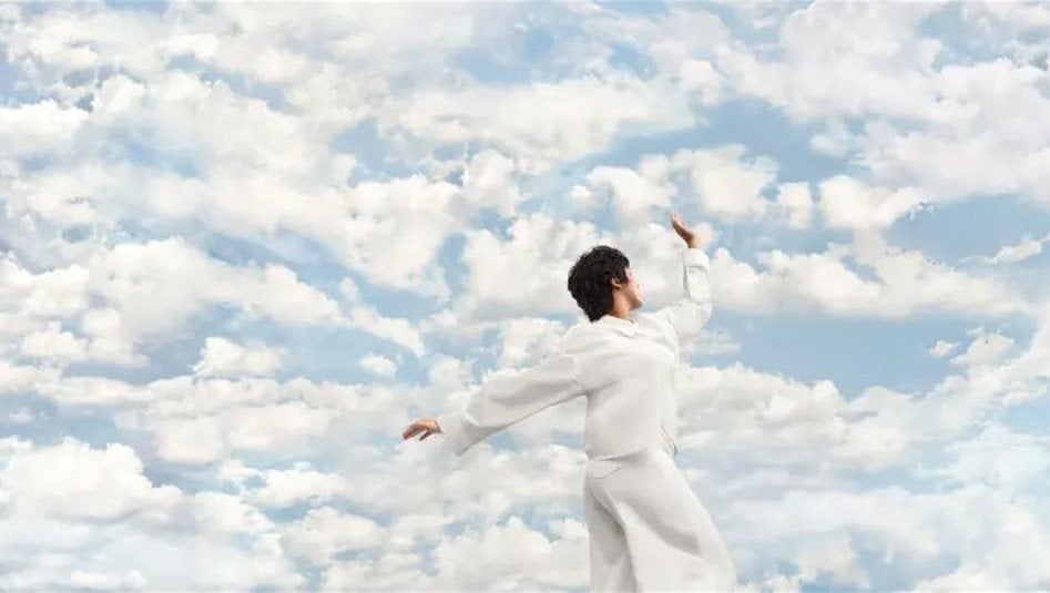 بانتون تُفجّر المفاجأة: &quot;الابيض&quot; لون سنة 2026!