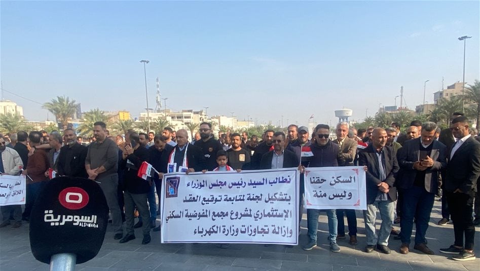 بعد ان سلموا &quot;المقاعد الثمينة&quot; للسياسيين.. موظفو الانتخابات يتظاهرون بحثا عن &quot;وعود المنازل&quot; (صور)