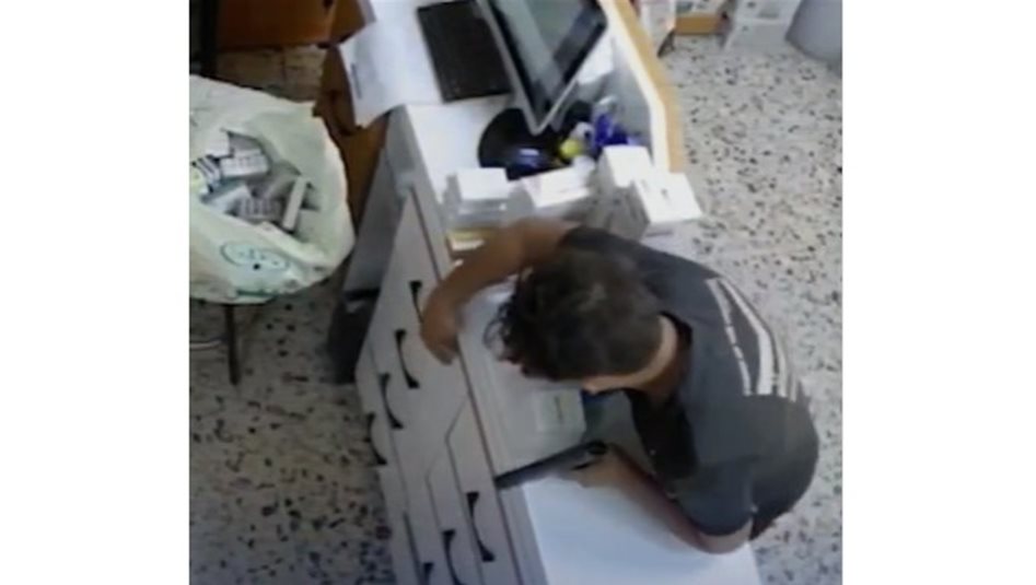 اشهر مسدسا بوجه الصيدلانية.. اعتقال منفذ السطو المسلح على صيدلية الشعلة