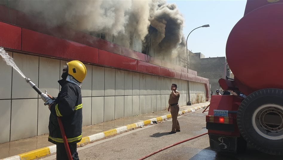 مصحوب بأصوات انفجارات.. حريق ضخم يلتهم محلا في النعمانية (فيديو)