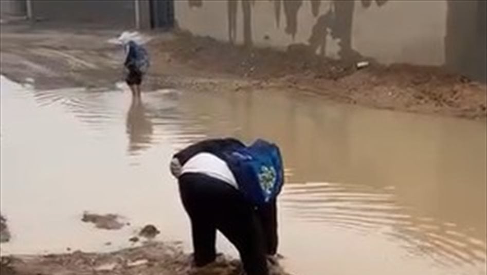 شاهد.. الأمطار تُعيق وصول الطلاب إلى مدارسهم في كركوك