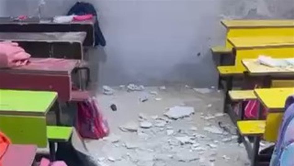 التلميذات يتباكين.. سقف مدرسة ينهار خلال الدرس في البصرة