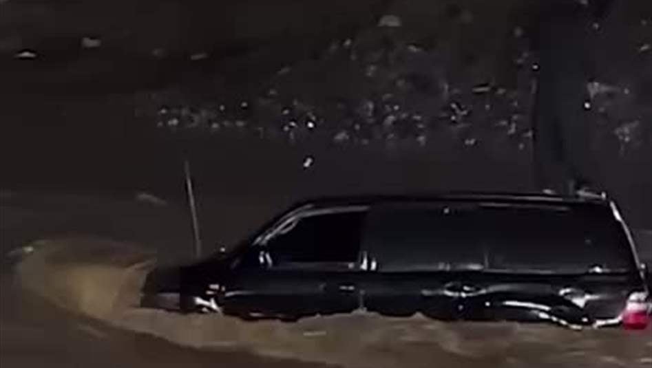 سيارة تواجه السيول في السليمانية..  فيديو