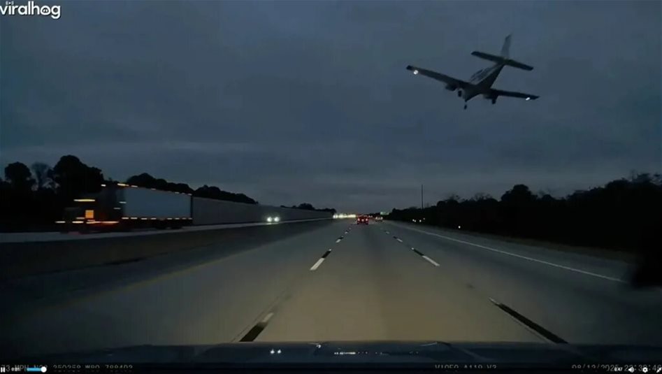 مشهد صادم.. طائرة تهبط اضطراريا فوق سيارة صغيرة على طريق سريع في فلوريدا (فيديو)