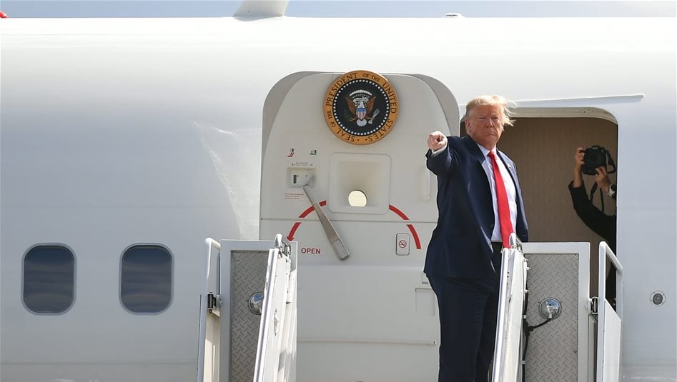 مشهد طريف.. شخص يفتح باب حمام الطائرة على ترامب (فيديو)