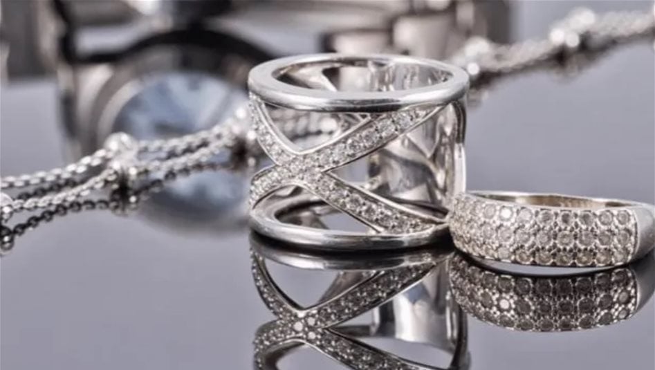 رقم تأريخي.. سعر الفضة يرتفع فوق 65 دولارا لأول مرة