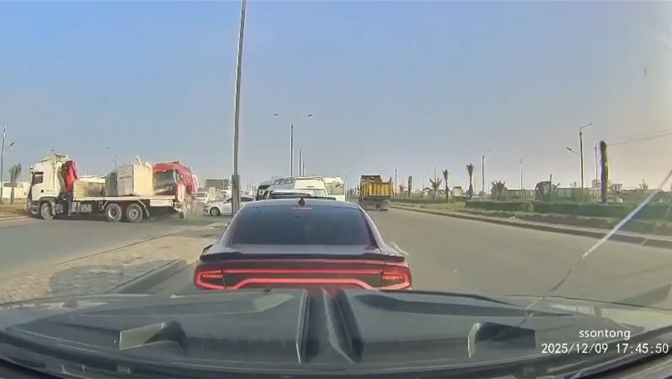 حادث عنيف بين شاحنتين في البصرة (فيديو)