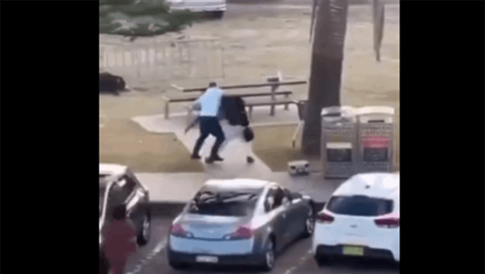 "أرجوك لا تقتلني".. شجاعة عابر سبيل تنقذ العشرات من الهجوم المسلح في سيدني (شاهد)