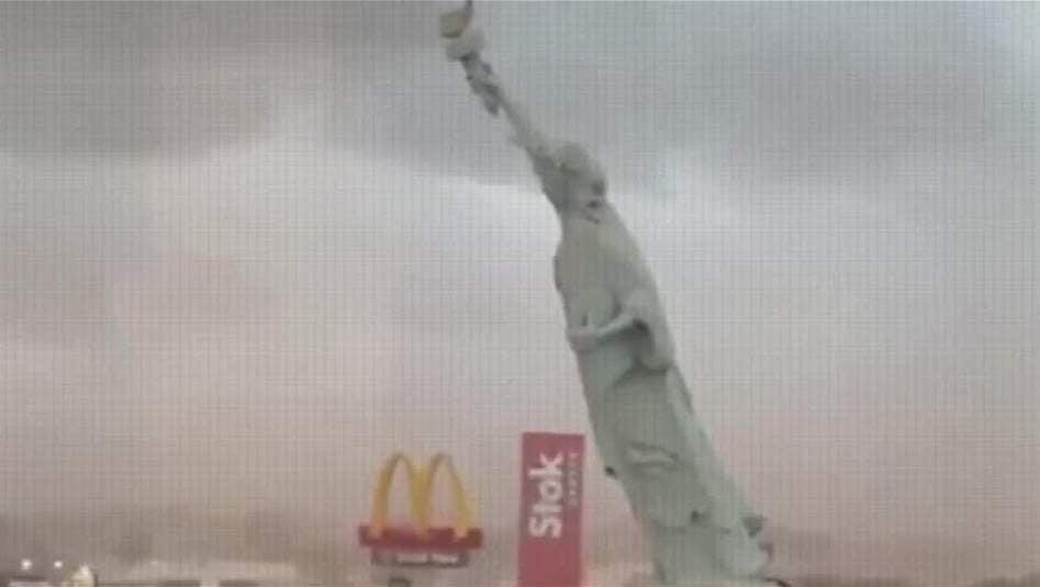 بالفيديو.. سقوط النسخة المقلدة من تمثال الحرية في البرازيل