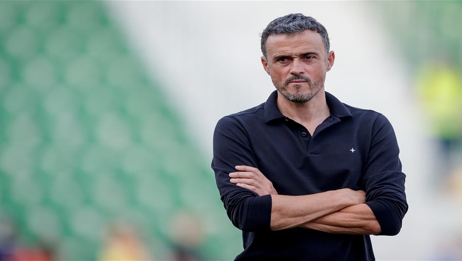 إنريكي يفوز بجائزة أفضل مدير فني في العالم 2025 