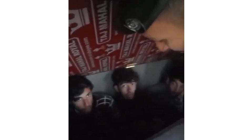 مخبئين بطريقة غير متوقعة.. شرطي يتفاجأ بـ6 أجانب خلال تفتيش شاحنة اثناء دخولها لبغداد (فيديو)