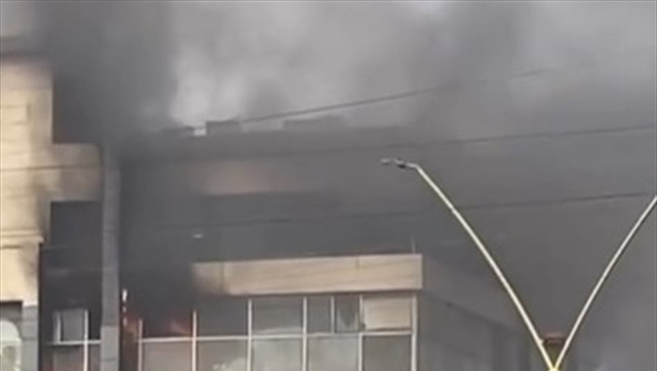 حريق كبير يلتهم أحد الأبنية التجارية في ساحة عنتر وسط بغداد (فيديو)