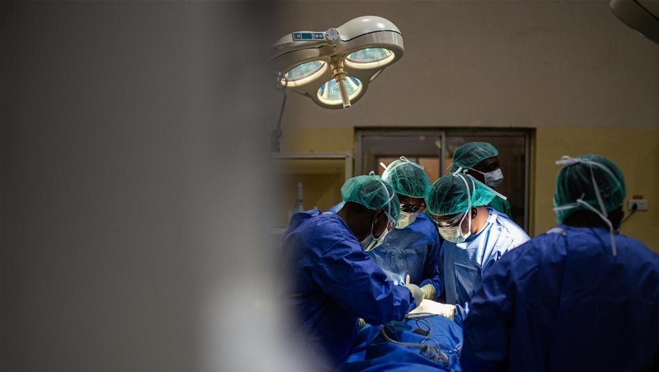 بعد ان تكفل بعلاجها صانع المحتوى السعودي.. الطفلة ايلين تدخل العملية (فيديو)