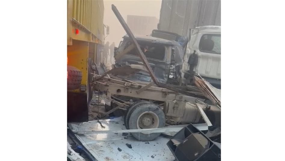 مجزرة حوادث مرورية في الديوانية بسبب الضباب.. الطريق الدولي مغلق والجثث في الشارع (فيديو)