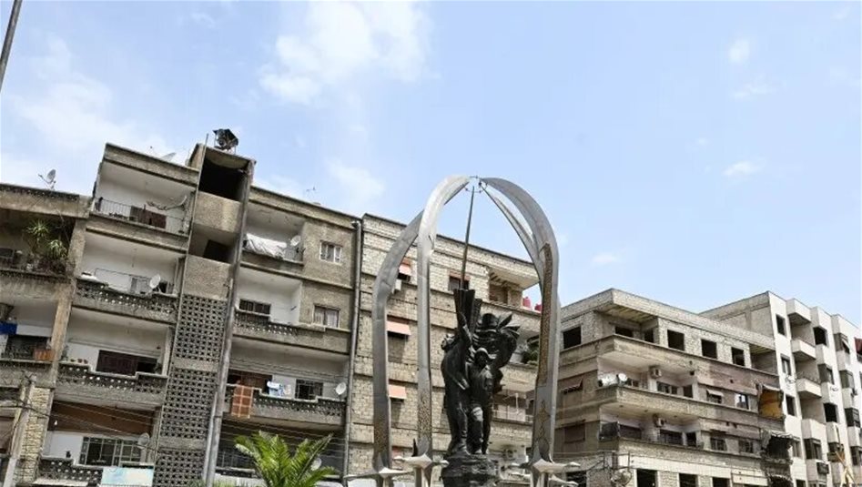 بالفيديو.. حرق شجرة ميلاد في منطقة صحنايا