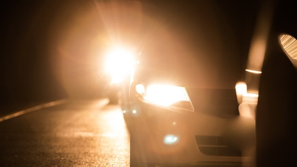 بغرامة 50 الف دينار.. المرور تحذر من استخدام الانارة العالية 