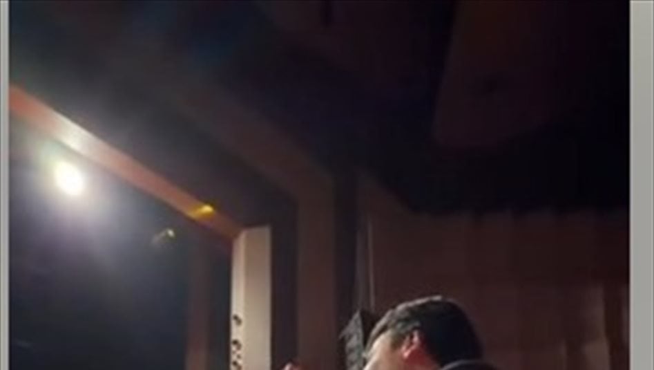 كاظم الساهر يرصد نور صبري بين الحشود ويفاجئه بتحية وسط الحفل (فيديو)