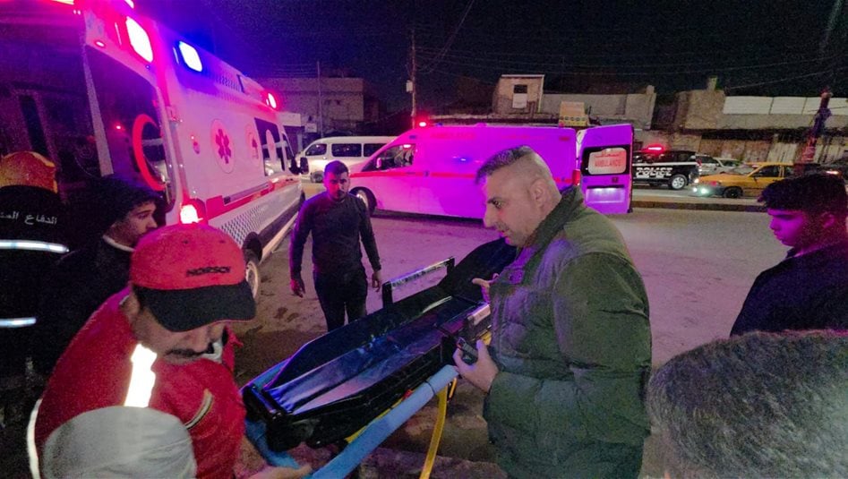 بالصور.. انقاذ ثلاثة اشخاص من تحت ركام سقف ورشة لتصليح السيارات في الكاظمية 