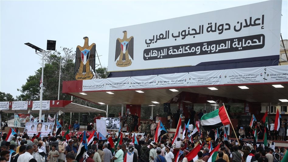 المجلس الانتقالي ينفي "هروب" رئيسه.. ويطالب السعودية بضمان سلامة وفده في الرياض