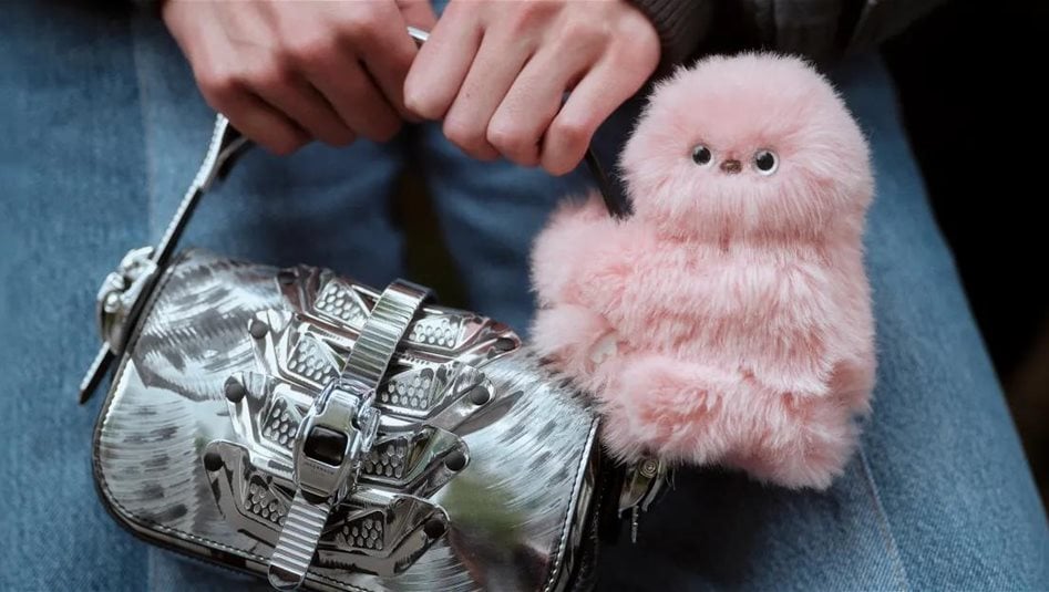 هل انتهى عصر لابوبو؟ "ميرومي" الياباني يتربع على عرش حقائب 2026 بنظرة خجولة!