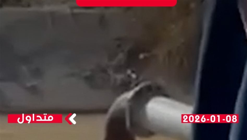 بالدموع.. أب يبحث عن طفليه في مشروع ماء