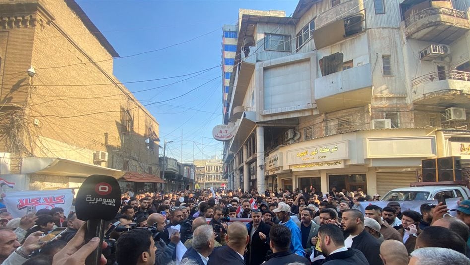 تجّار بغداد في الشوارع.. تظاهرة واسعة احتجاجا على الرسوم (صور) 