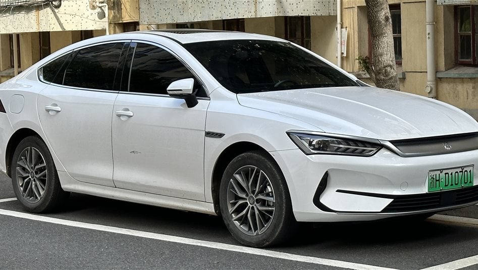 الكهرباء تدخل السوق العراقي: صعود السيارات الهجينة وبدايات المركبات الكهربائية 